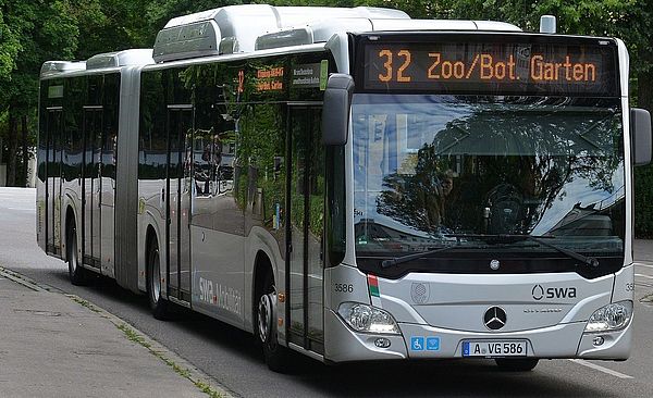 swa Erdgasbus auf der Straße, auf der Anzeige steht 