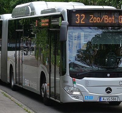 swa Erdgasbus auf der Straße, auf der Anzeige steht "32 Zoo/Bot. Garten"