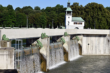 Hochablasssteg mit Wasserkraftwerk am Lech