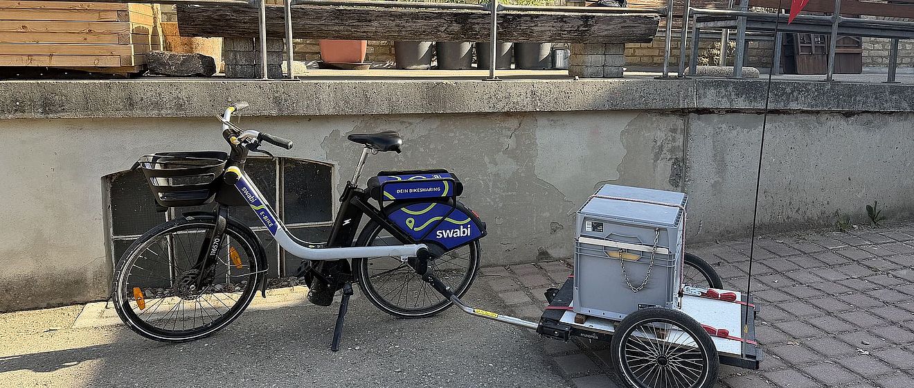 Seit Kurzem setzen die Diakonie HandwerksBetriebe einen speziellen Fahrradanhänger ein, um die Akkus der e-swabis auszutauschen