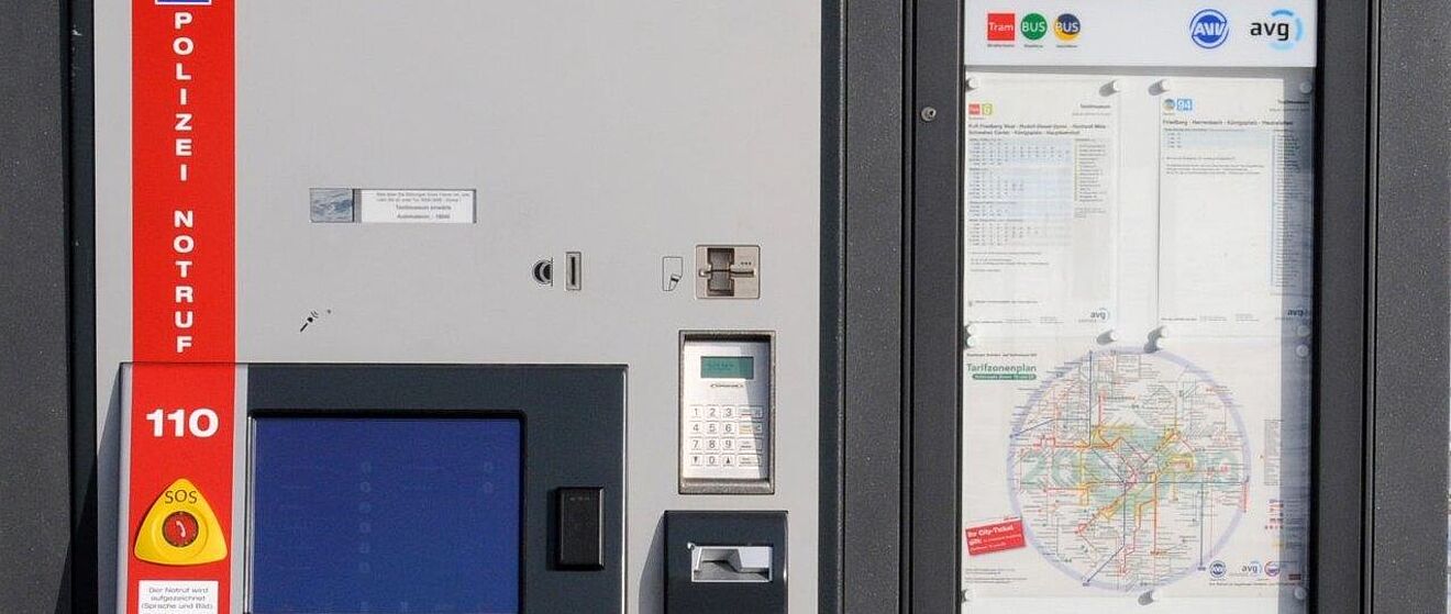 Nahaufnahme des SOS-Knopfes am Fahrkartenautomaten der swa.