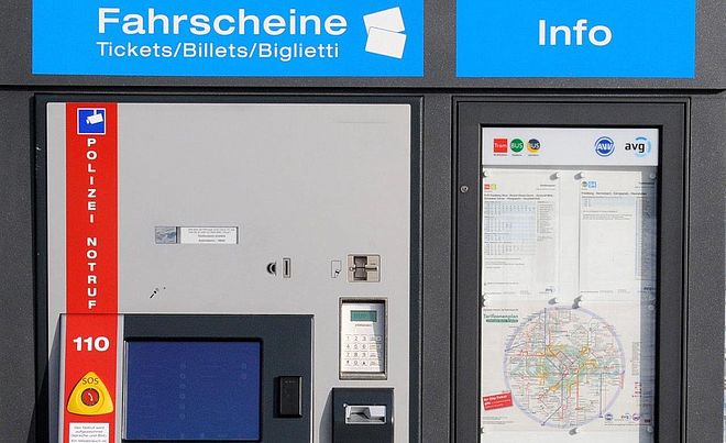 Nahaufnahme des SOS-Knopfes am Fahrkartenautomaten der swa.