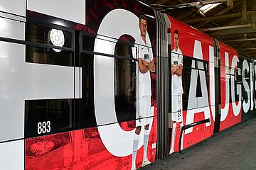 FC Augsburg Schriftzug auf der Straßenbahn. - Ein Klick auf das Bild führt zur vergrößerten Fotoansicht.