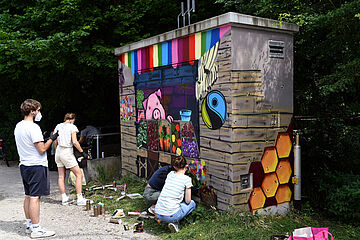 Gruppe sprayt Technikgebäude an. - Beim anklicken wird das Bild vergrößert.