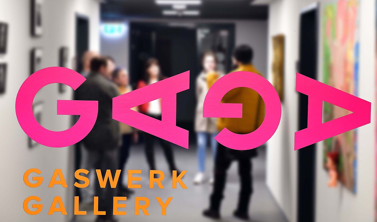 Personen stehen in einem Flur mit Gemälden an den Wänden. Im Vordergrund ist der Text: "GAGA Gaswerk Galllery"