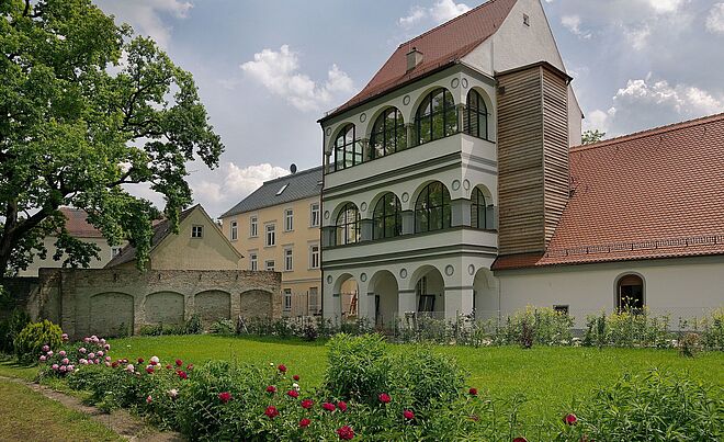 Wiese mit Blumen vor dem Fugger und Welser Erlebnismuseum