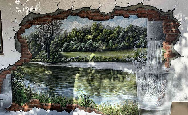 Graffiti zum Thema Trinkwasser auf Hauswand