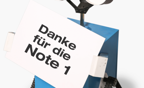 Swallay, ein fiktiver Roboter hällt einen Zettel auf dem steht: 