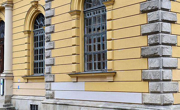 Das Bild zeigt das historische Wasserwerk am Hochablass in Augsburg.