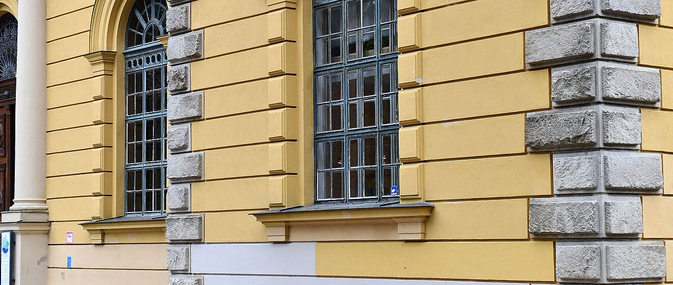 Das Bild zeigt das historische Wasserwerk am Hochablass in Augsburg.