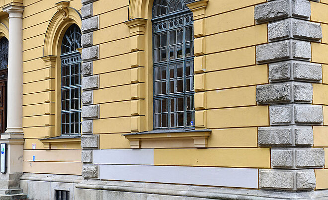 Das Bild zeigt das historische Wasserwerk am Hochablass in Augsburg.