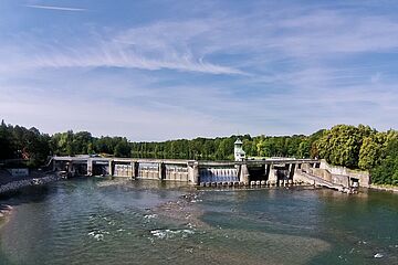 Drohnenaufnahme vom Hochablass in Augsburg. Im Hintergrund ist ein Wald