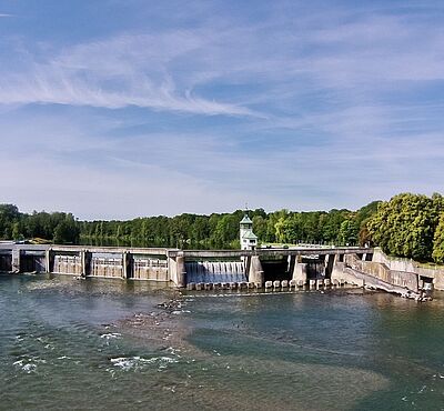 Drohnenaufnahme vom Hochablass in Augsburg. Im Hintergrund ist ein Wald