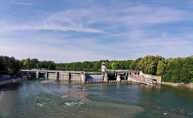 Drohnenaufnahme vom Hochablass in Augsburg. Im Hintergrund ist ein Wald