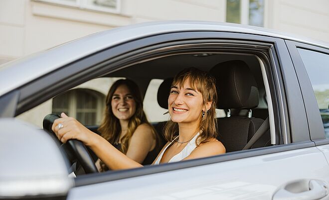 Zwei Frauen sitzen in einem Carsharing Auto, Weiterleitung zu Klassik-Tarif