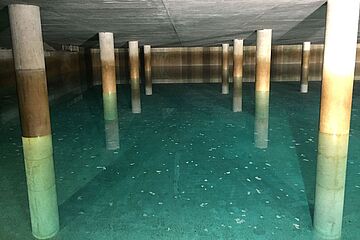 Kalkablagerungen auf der Wasseroberfläche Kalkablagerungen auf der Wasseroberfläche des Trinkwasserspeichers. Ein Klick sorgt für eine Großansicht des Bildes.