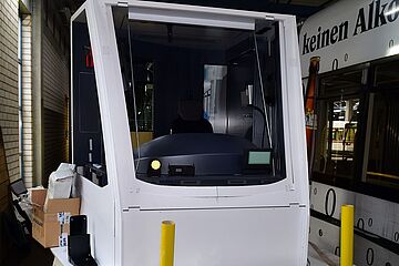 Fahrerkabine einer Straßenbahn ohne Karosserie. - Beim anklicken wird das Bild vergrößert.