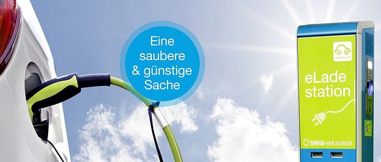 Auto ist an eine grüne eLadesäule angesteckt. Im Hintergrund sieht man Wolken und Sonnenstrahlen. Mittig ist ein Banner mit dem Text" Eine saubere & günstige Sache"