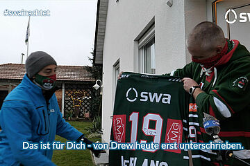 AEV-Trikot wird an Fan übergeben - Ein Klick auf das Bild führt zur vergrößerten Fotoansicht.