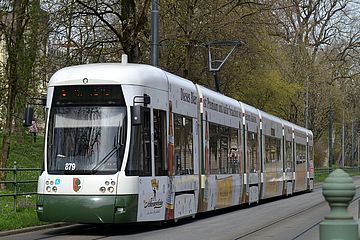 swa Tram fährt durch durch die Stadt. Ein Klick führt zur Vergrößerung des Bildes.