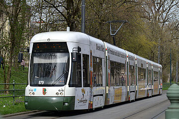 swa Tram fährt durch die Stadt