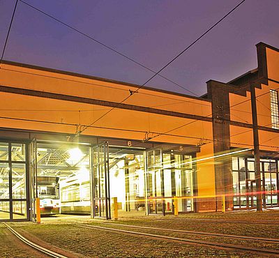 Straßenbahndepot in Augsburg mit Straßenbahnen bei Nacht