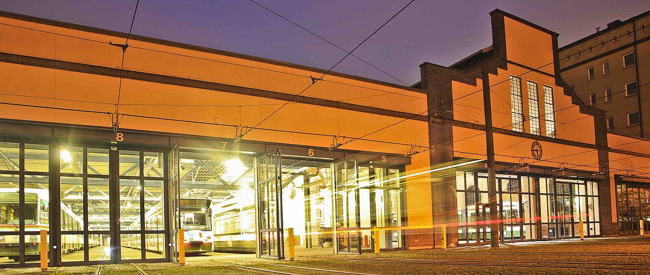 Straßenbahndepot in Augsburg mit Straßenbahnen bei Nacht