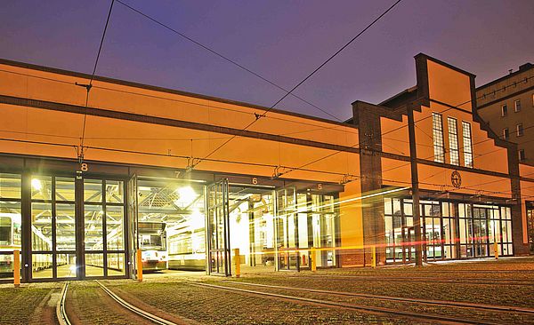Straßenbahndepot in Augsburg mit Straßenbahnen bei Nacht