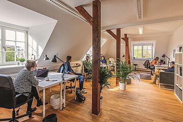 Büro. - Ein Klick auf das Bild führt zur vergrößerten Fotoansicht.