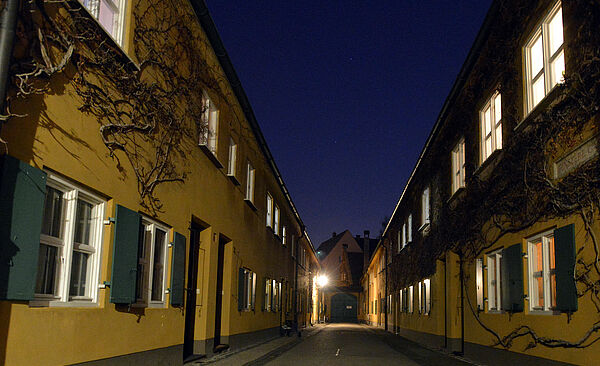 2015_03_20_Gaslaternen_Fuggerei_02.jpg