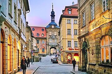 Innenstadt Bambergs bei Dämmerung. - Ein Klick auf das Bild führt zur vergrößerten Fotoansicht.