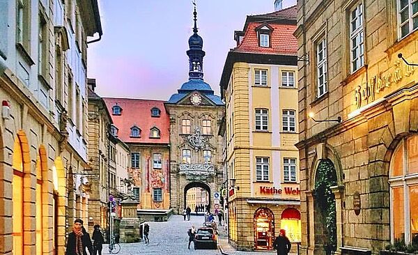 Innenstadt Bambergs bei Dämmerung.