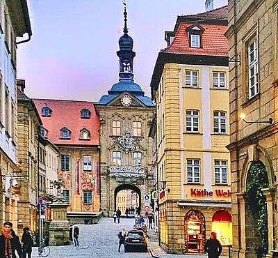 Innenstadt Bambergs bei Dämmerung.