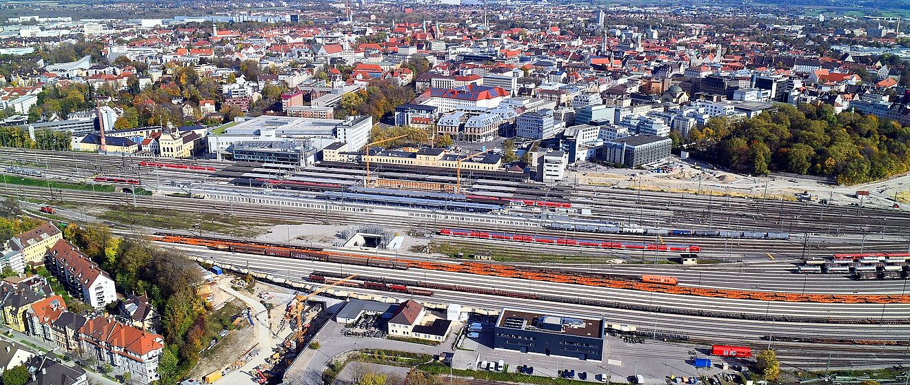 Luftaufnahme des Augsburger Hauptbahnhofs.