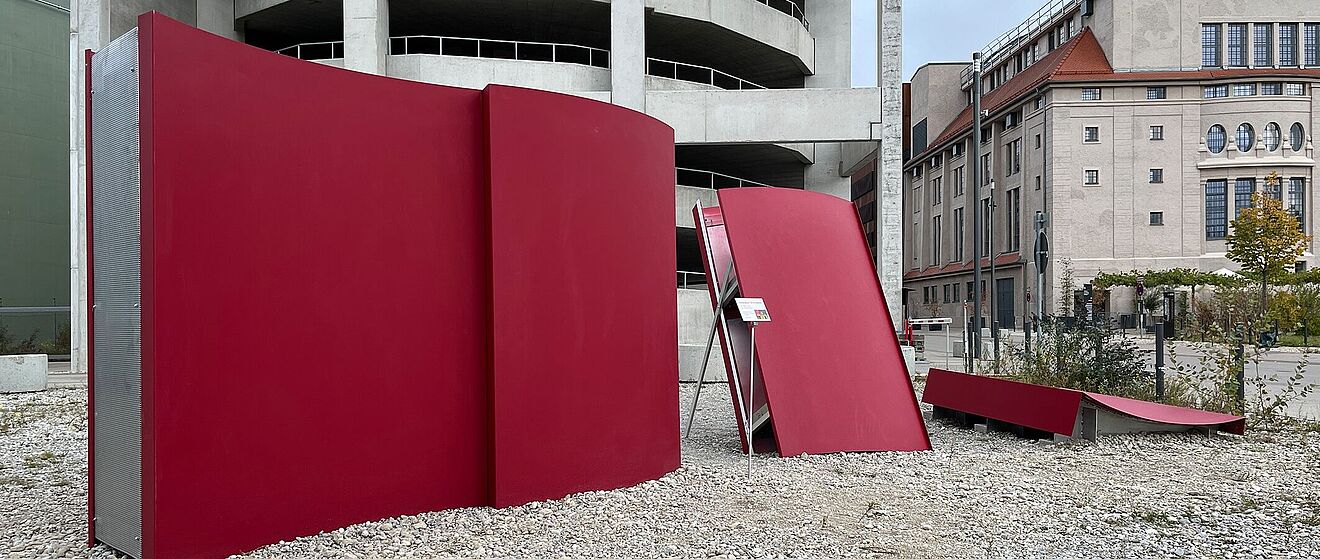 Rote Skulptur auf dem Gaswerksgelände. Weiterverlinkung auf Gaswerk Brechtwelle Newsartikel