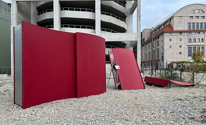 Rote Skulptur auf dem Gaswerksgelände. Weiterverlinkung auf Gaswerk Brechtwelle Newsartikel