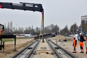 Gleise für Straßenbahn werden verlegt, Linie 3: Das letzte Gleisstück wird eingesetzt. - Ein Klick auf das Bild führt zur vergrößerten Fotoansicht.