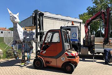 Aufbau einer Rehskultpur mit Fahrzeugen. Ein Klick sorgt für eine Großansicht des Bildes.