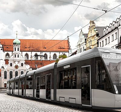 Die neue Tram fährt durch Augsburg