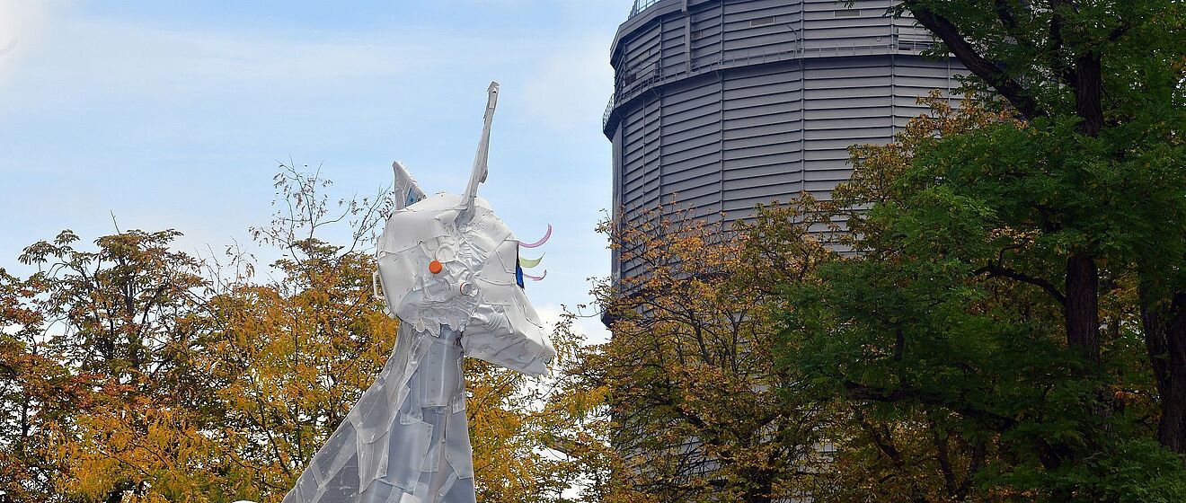 Rehskulptur vor dem Gaskessel im Gaswerk.