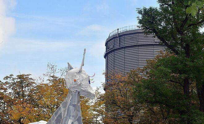 Rehskulptur vor dem Gaskessel im Gaswerk. 