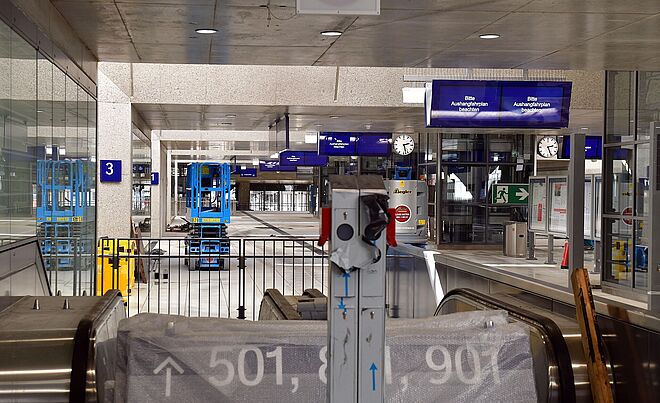 Basutellenfahrzeuge und Anzeigetafeln im Untergrundweg des Augsburger Hauptbahnhofs.