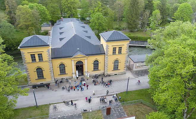 Das Wasserwerk am Hochablass mit vielen Menschen mit Fahrrädern umgeben.