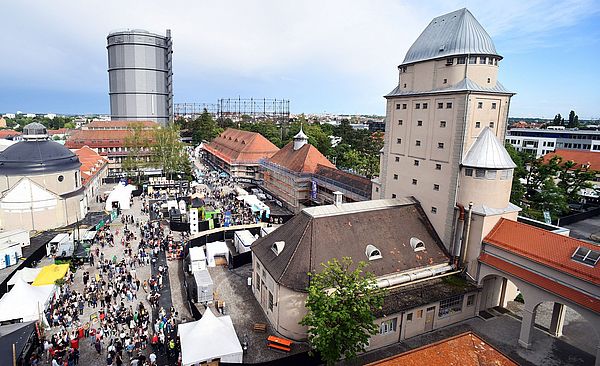 Luftaufnahme einer Menschenmenge mit verschiedenen Ständen auf dem Gaswerksgelände