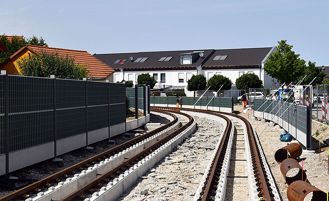 Neue Straßenbahngleise während der Bauarbeiten. 