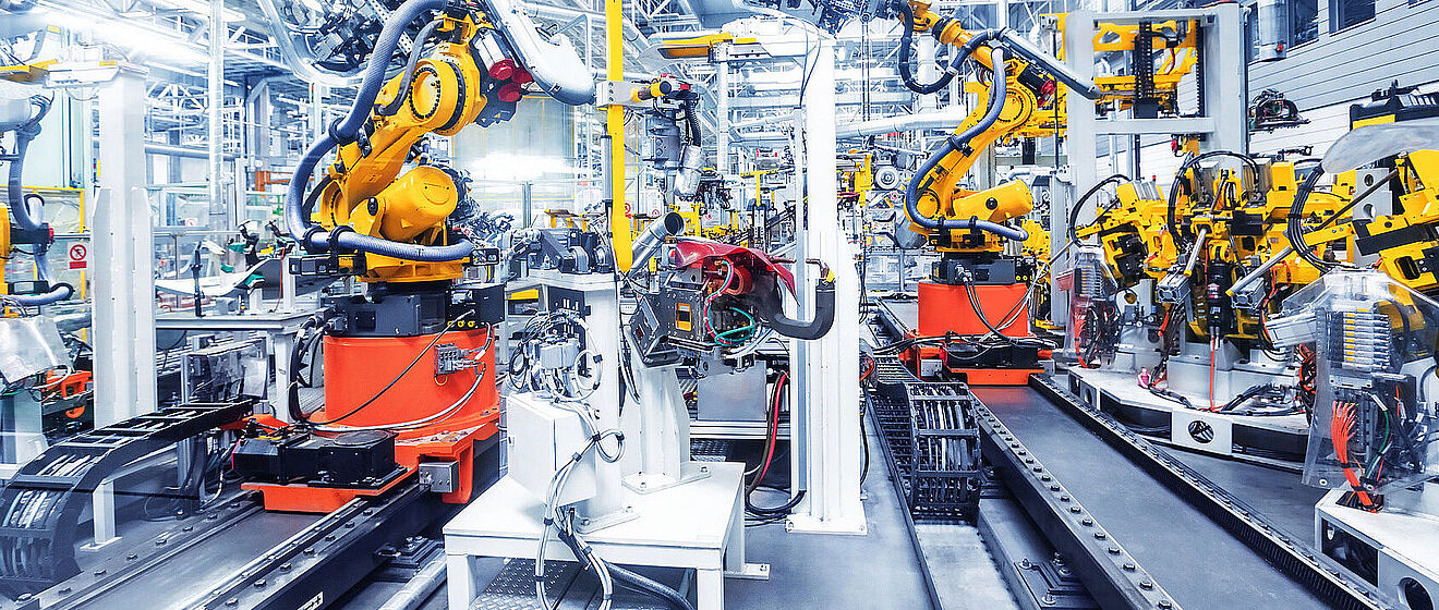 robotic arms in a car plant Mechanische Arme in einer Autofabrik.