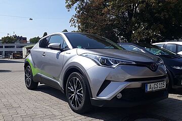 Darstellung eines Fahrzeuges der swa-Carsharing-Flotte, dem Toyota C-HR Hybrid, in den Farben Silber und Grün. - Ein Klick auf das Bild führt zur vergrößerten Fotoansicht.