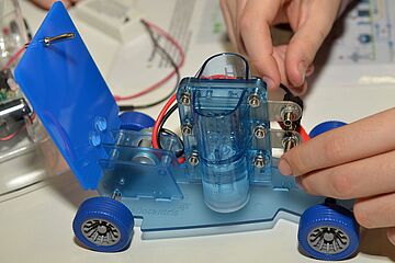 Das Heliocentris Dr. FuelCell Model Car, ein Experimentierkasten zur Vermittlung von Brennstoffzellentechnologie und erneuerbaren Energien. Ein Klick auf das Bild ermöglicht eine größere Anzeige.