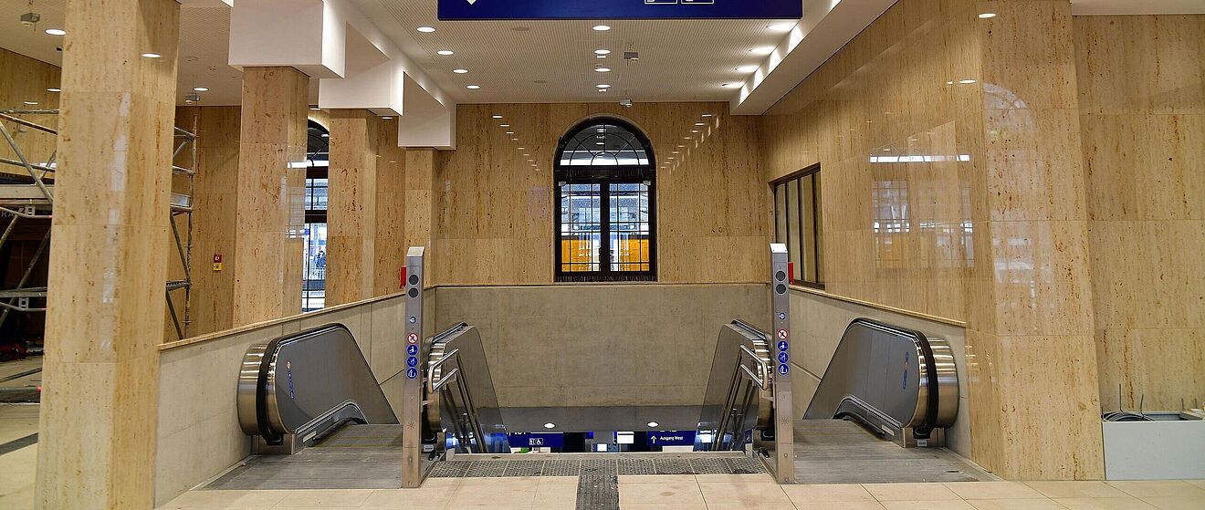 Rolltreppen im Augsburger Hauptbahnhof zum Untergrund Weg zu den verschiedenen Gleisen