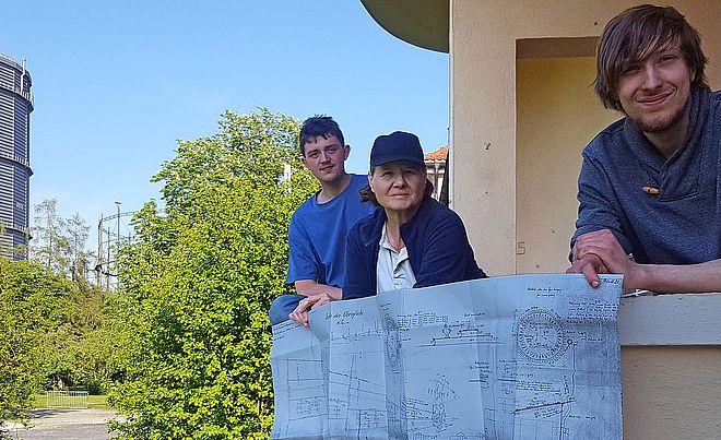 Drei Personen auf einem Balkon am Gaswerk. Weiterverlinkung auf Gasius Worx Stadt Labor Newsartikel